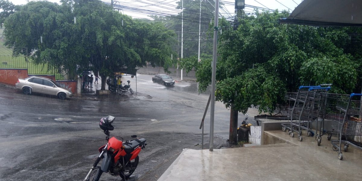 Chuva causa alagamento no bairro de Escada, em Salvador