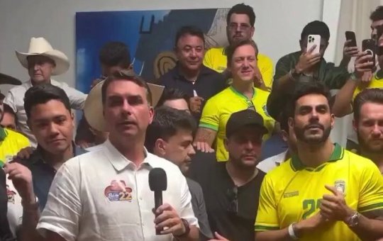 Flávio Bolsonaro reúne mais de 30 cantores sertanejos em apoio à sua candidatura