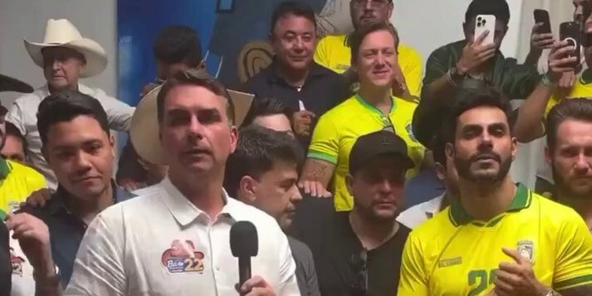Flávio Bolsonaro reúne mais de 30 cantores sertanejos em apoio à sua candidatura