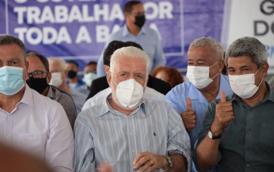  Wagner acompanha Rui em Ilhéus e destaca união de partidos que compõem aliança