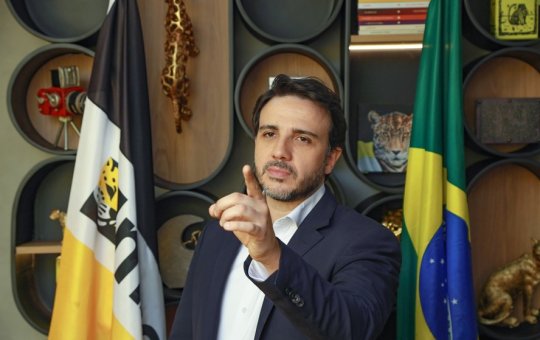 Renan Santos orienta seus eleitores a não votarem em Flávio Bolsonaro, afirmando que estarão “pagando mico”