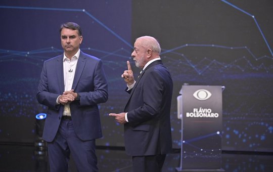 Senador Rui Costa publica paródia com IA e cobra Flávio Bolsonaro: “Abre o sigilo!”