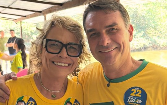 Mãe de Flávio Bolsonaro sai em defesa do filho nas redes: ‘Sei o filho que criei’