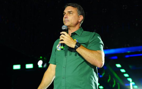 Flávio Bolsonaro teria participado de festa em lancha com lobistas e prostitutas durante a pandemia, diz revista