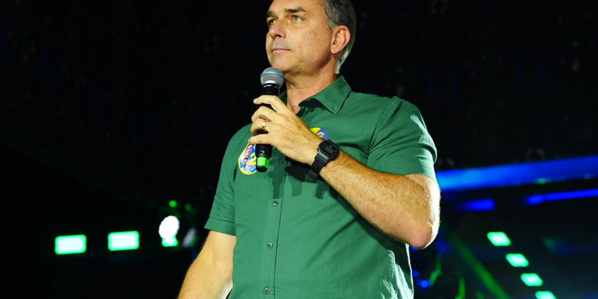 Flávio Bolsonaro teria participado de festa em lancha com lobistas e prostitutas durante a pandemia, diz revista
