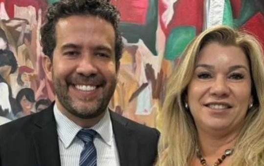Flávio convida ex-mulher de Janones para debate da Globo em estratégia para barrar deputado