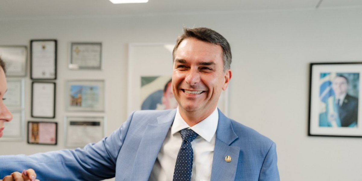 Flávio Bolsonaro comemora com esposa e aliados após debate na Globo