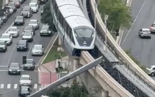 Trem colide em guindaste que caiu em via do monotrilho em São Paulo