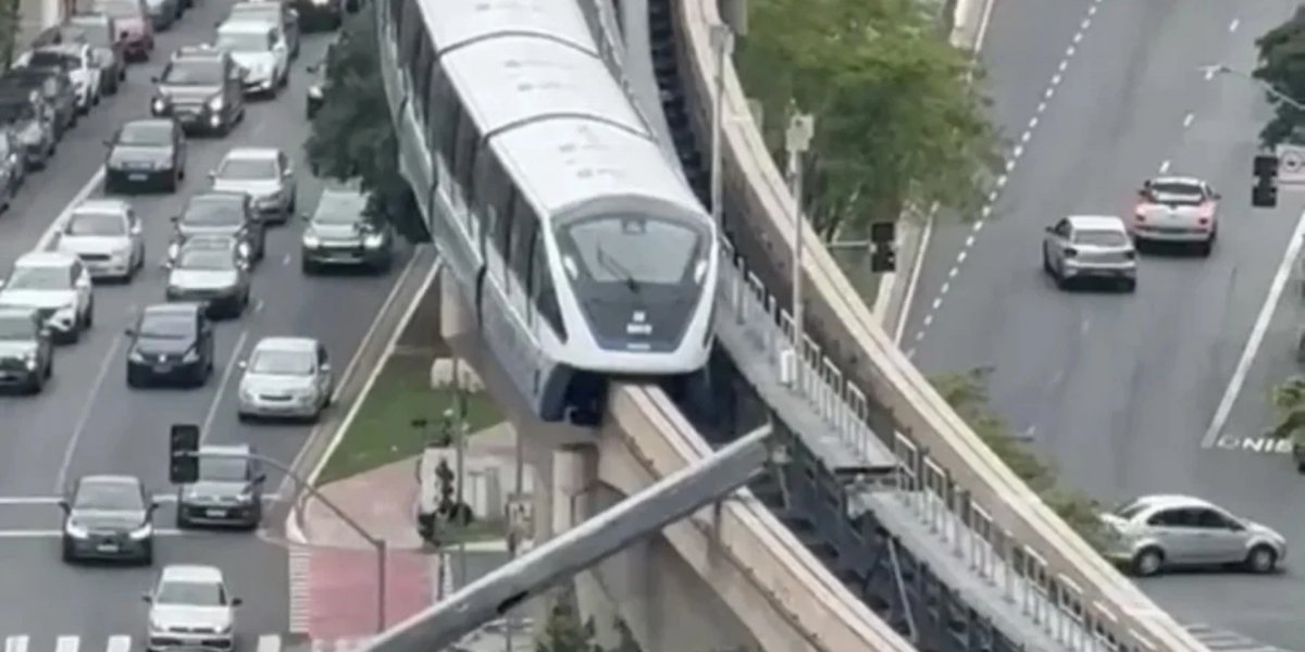 Trem colide em guindaste que caiu em via do monotrilho em São Paulo