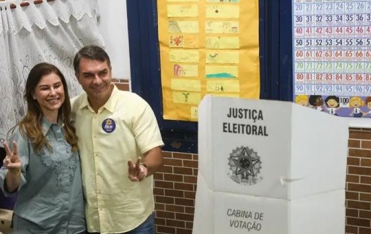 Flávio Bolsonaro vota no segundo turno ao lado da esposa e do governador eleito do Rio de Janeiro