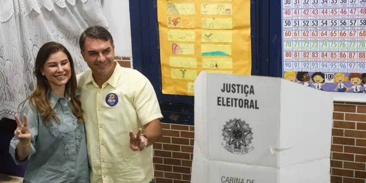 Flávio Bolsonaro vota no segundo turno ao lado da esposa e do governador eleito do Rio de Janeiro