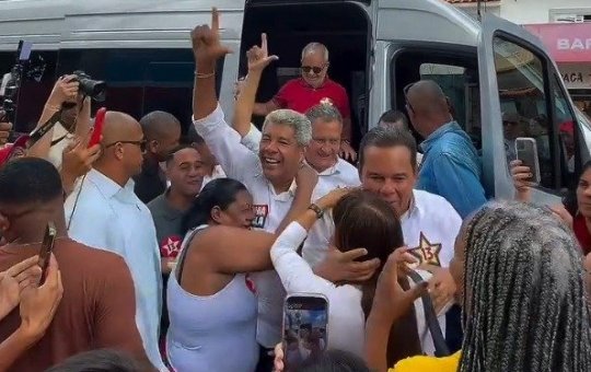 Governador Jerônimo Rodrigues chega para votar em colégio eleitoral de Salvador
