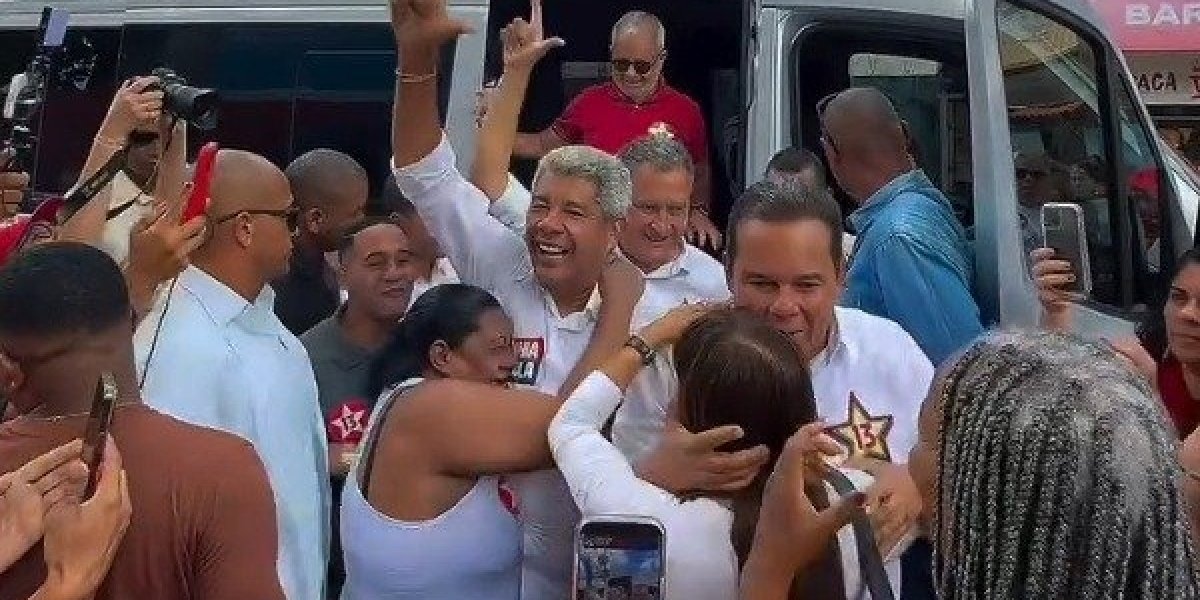 Governador Jerônimo Rodrigues chega para votar em colégio eleitoral de Salvador