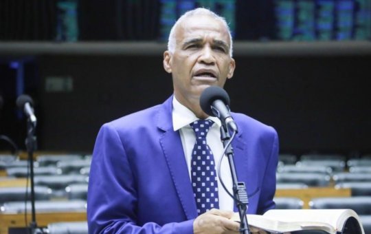 Pastor Sargento Isidório aparece dirigindo van em Salvador após problemas nos transportes públicos