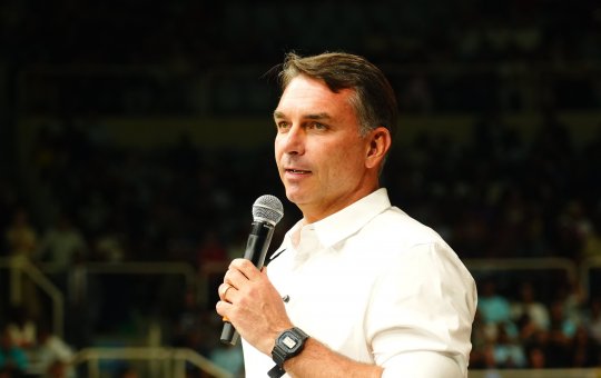 Flávio Bolsonaro supera Lula no 2º turno entre presos da Papudinha