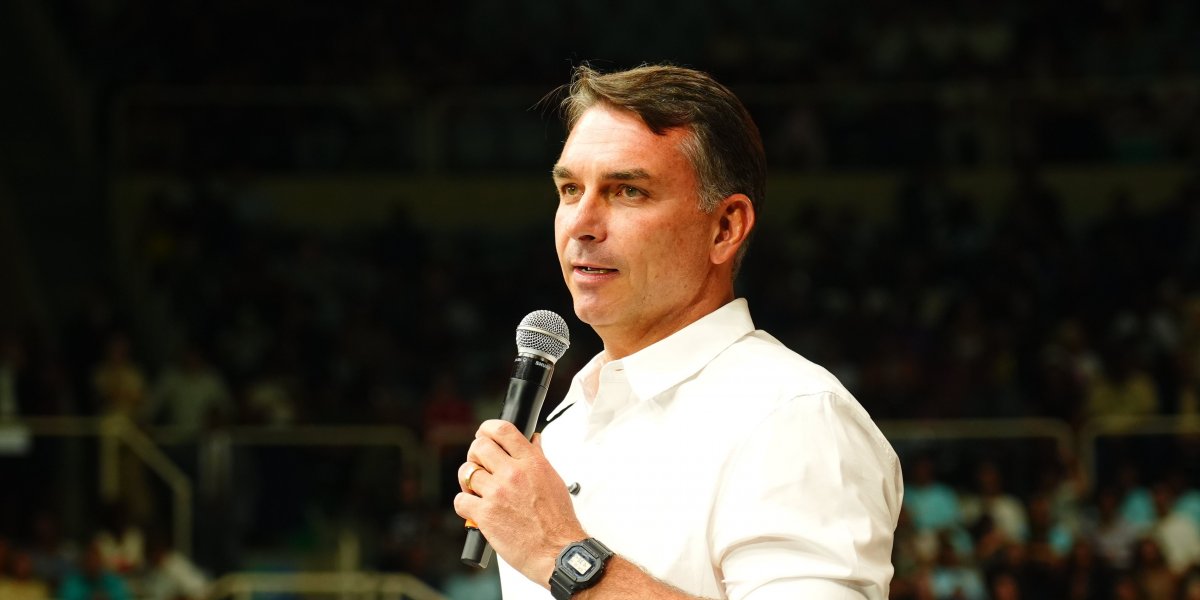 Flávio Bolsonaro supera Lula no 2º turno entre presos da Papudinha