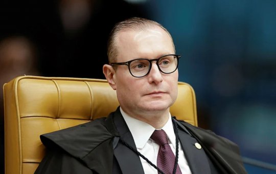 Oposição solicita impeachment de Cristiano Zanin após prorrogação de votação