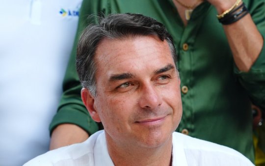PF ordena que Flávio Bolsonaro entregue passaporte 