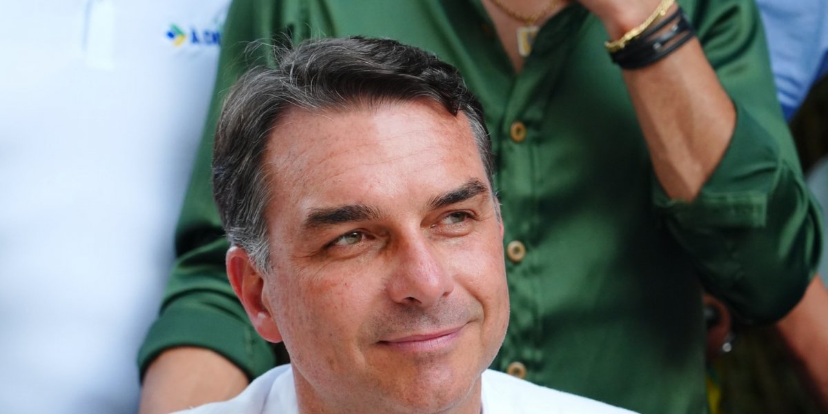 PF ordena que Flávio Bolsonaro entregue passaporte