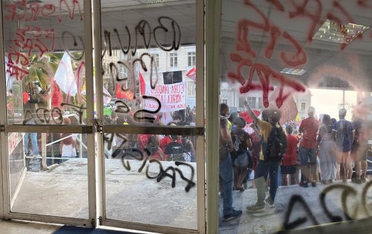 Sede da Prefeitura de Salvador é alvo de vandalismo durante manifestação