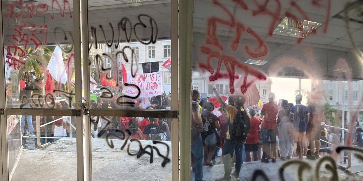 Sede da Prefeitura de Salvador é alvo de vandalismo durante manifestação