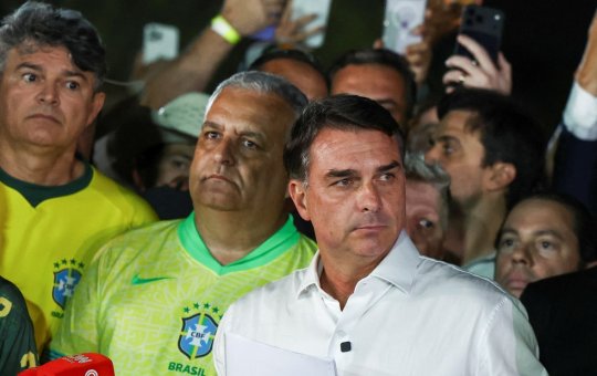  Flávio Bolsonaro teria deixado o Brasil após derrota nas eleições, diz jornal argentino