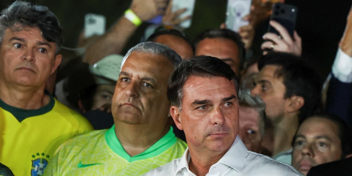 Flávio Bolsonaro teria deixado o Brasil após derrota nas eleições, diz jornal argentino