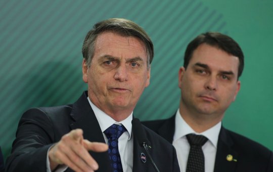 Derrota de Flávio deixa Bolsonaro abatido e aumenta temor de prisão do filho