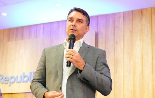 PF investiga se Flávio Bolsonaro deixou o Brasil após notícia de voo para os EUA