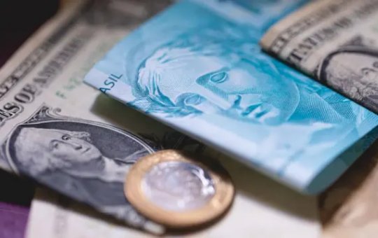 Dólar recua após bater R$ 5,40 e registrar maior alta diária em 23 anos com vitória de Lula