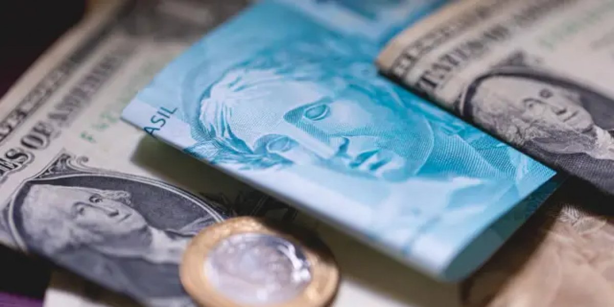 Dólar recua após bater R$ 5,40 e registrar maior alta diária em 23 anos com vitória de Lula