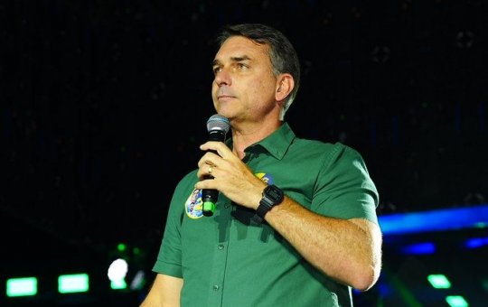Flávio Bolsonaro descumpre prazo e não entrega passaporte à Polícia Federal