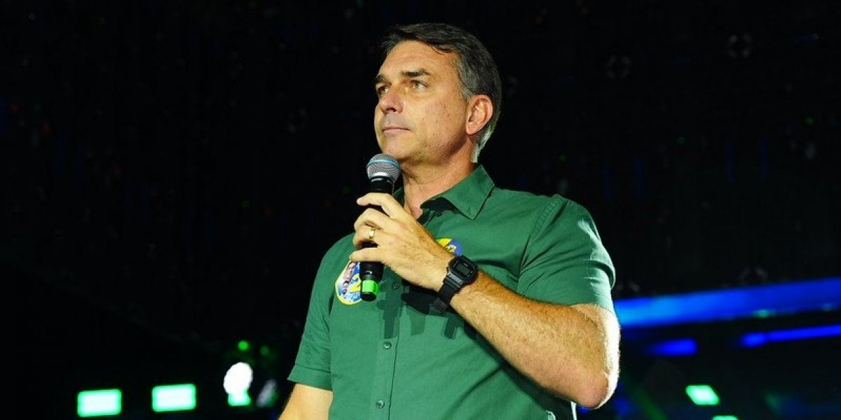 Flávio Bolsonaro descumpre prazo e não entrega passaporte à Polícia Federal