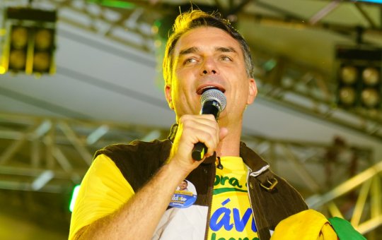 Aliados perdem contato com Flávio Bolsonaro em meio a suspeita de fuga do Brasil