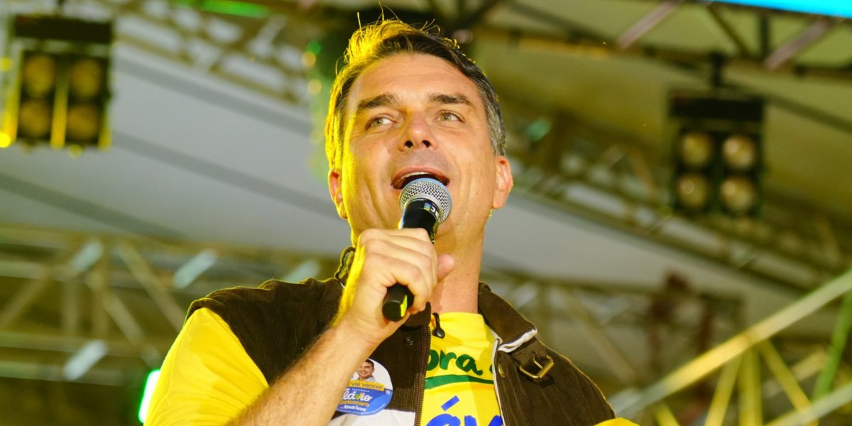 Aliados perdem contato com Flávio Bolsonaro em meio a suspeita de fuga do Brasil