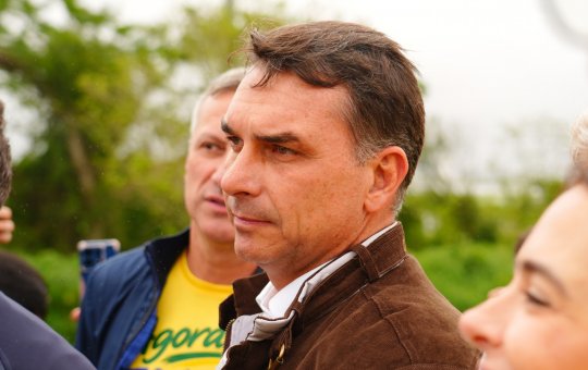 Flávio Bolsonaro deixa o Brasil rumo aos EUA, dizem pessoas próximas à família
