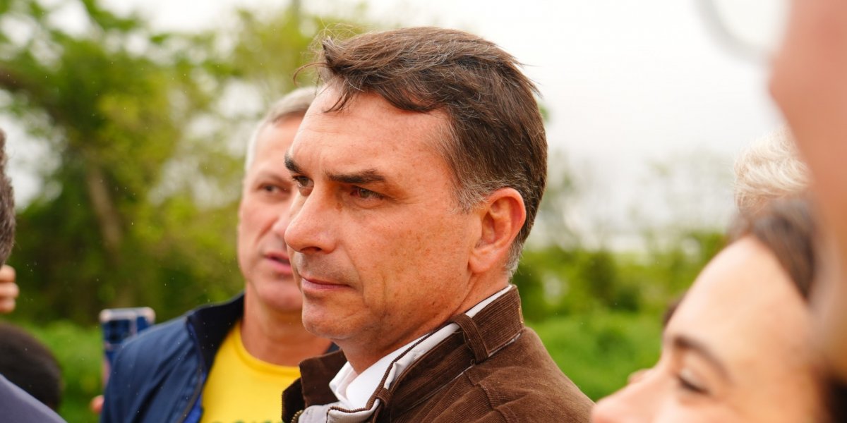 Flávio Bolsonaro deixa o Brasil rumo aos EUA, dizem pessoas próximas à família