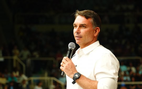 Flávio Bolsonaro deixa o Brasil e segue para os Estados Unidos, confirma agência 