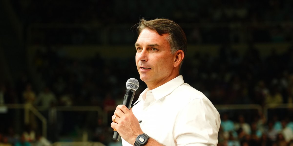 Flávio Bolsonaro deixa o Brasil e segue para os Estados Unidos, confirma agência