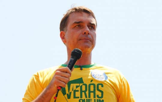 Por que Flávio Bolsonaro deixou o Brasil após a derrota nas eleições?