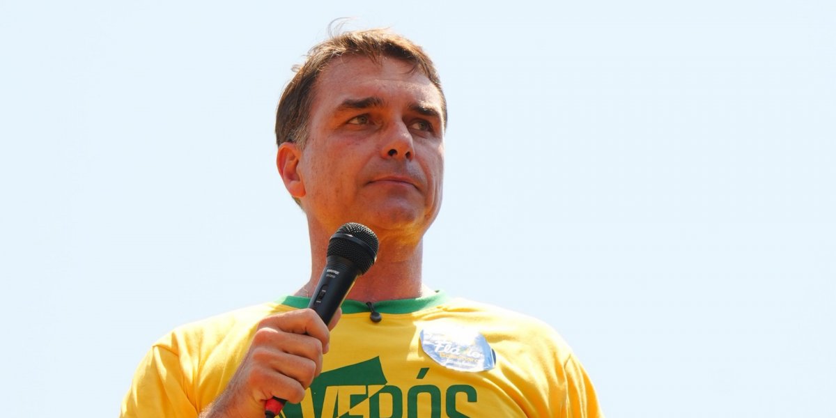 Por que Flávio Bolsonaro deixou o Brasil após a derrota nas eleições?