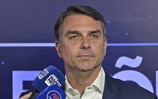 Flávio Bolsonaro chega aos EUA, afirma aliado de Trump