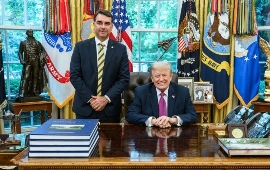 Trump volta a criticar eleição no Brasil e declara apoio à entrada de Flávio nos EUA