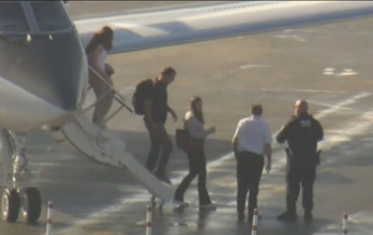 Flávio Bolsonaro desembarca em Miami após deixar o Brasil com a família
