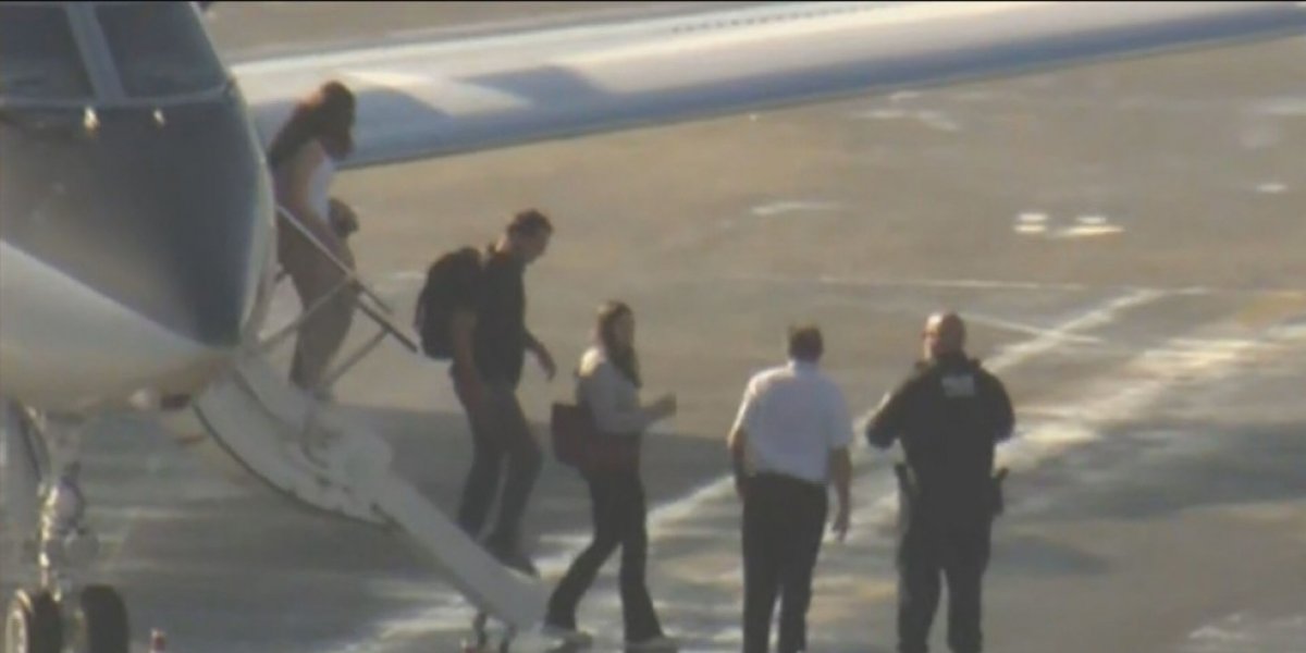 Flávio Bolsonaro desembarca em Miami após deixar o Brasil com a família