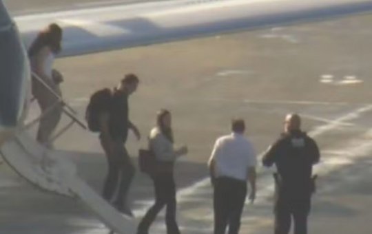 Flávio Bolsonaro desembarca nos EUA e deixa aeroporto com a família sob proteção
