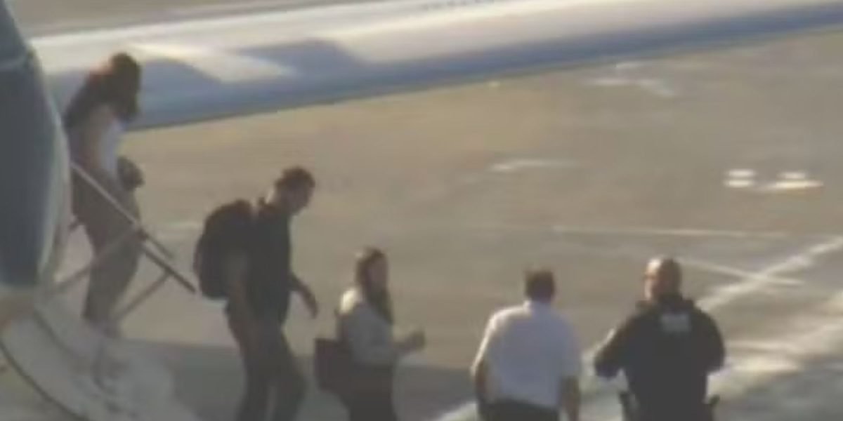 Flávio Bolsonaro desembarca nos EUA e deixa aeroporto com a família sob proteção