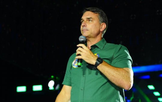 Flávio Bolsonaro deve seguir recebendo salário de senador mesmo após fuga para os EUA 