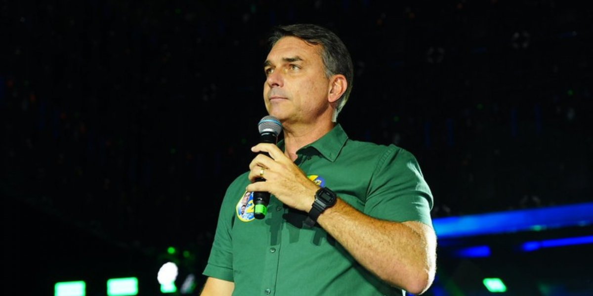 Flávio Bolsonaro deve seguir recebendo salário de senador mesmo após fuga para os EUA