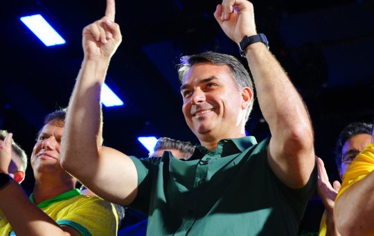 Flávio Bolsonaro se declara presidente eleito e acusa Lula de fraude eleitoral em carta nos EUA